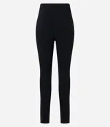 Pantalón skinny de bengalina negra, corte sastrero, tiro alto y cierre track frontal.
