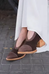 Zapatos de cuero color marrón con taco de madera.