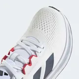 Championes Adidas Questar 3 para running, color blanco con detalles en gris y azul.