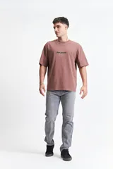 Remera negra de manga corta con corte oversize y estampado en la espalda con la frase "Free Spirits Freedom & Waves All Day / Every Day".