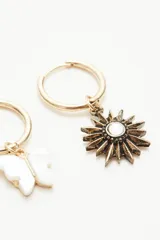 Aros dorados tipo argolla con dije de mariposa nacarada.