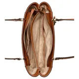 Bolso tipo tote mediano de color marrón caramelo, con textura saffiano y herrajes dorados. Presenta el logo triangular de Guess en el frente y dos asas de mano. Incluye un llavero colgante con etiquetas grabadas con el nombre de la marca.