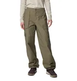 Pantalón cargo color verde oliva, de corte holgado, con cintura parcialmente elástica, bolsillos laterales y traseros con solapa, anillo en D y puños ajustables.