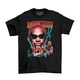 Remera negra de algodón con estampado de Dennis Rodman con gafas de sol y detalles de rayos azules.