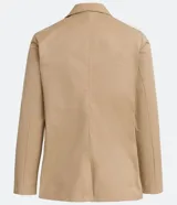 Blazer color beige de sarga, con cuello solapa, manga larga, doble abotonadura, bolsillos frontales y corte clásico.