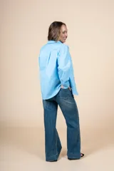 Camisa celeste de corte clásico, con bolsillo en el pecho, confeccionada en tejido suave de algodón y spandex.