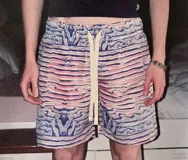 Short de baño cuadrado en tonos rosa y azul, con cintura elástica ajustable y cordón extra grande.