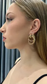 Aros dorados con forma de argollas entrelazadas.