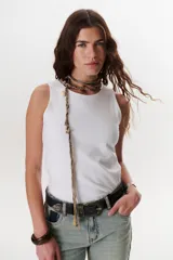 Collar largo tipo lazo con trenza de hilos beige, marrón y azul, adornado con cuentas de madera clara y oscura.