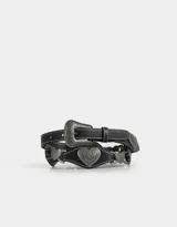 Cinturón negro de cuerina con hebilla metálica labrada y apliques de corazones metálicos con diseño floral.