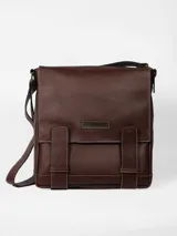 Morral marrón de cuero con correa larga regulable y logo grabado en el frente.