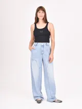 Musculosa corta marrón de morley con breteles finos y estampado de una estrella blanca en el centro.