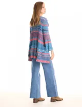 Cardigan largo de punto con estampado de rayas horizontales en tonos azul, celeste y rosado.