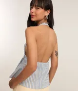Blusa peplum con escote halter y lazo en el frente, con patrón de rayas verticales azules y blancas.