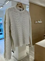 Sweater negro de punto con diseño calado.