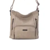 Bandolera color marrón claro de símil cuero, con apertura superior con cierre y bolsillos internos. Presenta tres bolsillos con cierre metálico al frente, bolsillo trasero con cierre y correa larga regulable.