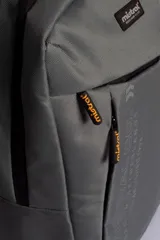 Mochila azul marino con cierre diagonal y logo de goma de la marca Mistral.