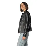 Campera negra de cuero sintético con cuello redondo, corte entallado, cierre frontal y bolsillos laterales con cierre. Interior forrado en poliéster y herrajes plateados.