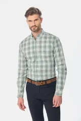Camisa de hombre a cuadros en tonos verde, blanco y marrón. De corte clásico, manga larga y cuello abotonado. Confeccionada en algodón.