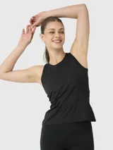 Musculosa deportiva negra con espalda descubierta y logo pequeño en el frente.