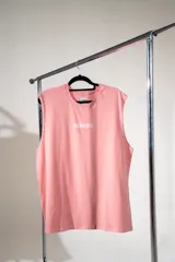 Musculosa de algodón elastizado color rosa con logo de la marca estampado en el pecho.
