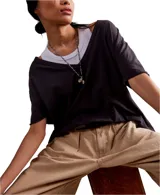 Remera gris de corte holgado con escote en V.