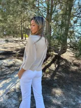 Sweater beige de algodón con escote en V y mangas ranglan.