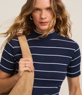 Blusa marrón de ribana con cuello medio, mangas cortas con dobladillo y estampado de rayas horizontales blancas.