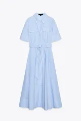 Vestido camisero midi de popelín a rayas verticales celestes y blancas, con cuello solapa, manga corta, bolsillos de plastrón con solapa en el pecho, cinturón de lazo ajustable y cierre frontal con botones.