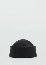 Gorro de lana color gris oscuro con tejido de punto y borde doblado.