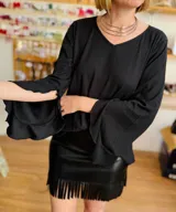 Blusa negra con escote en V y mangas largas acampanadas con volados.