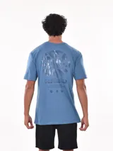 Remera de corte oversize, color azul, con estampado frontal en negro.