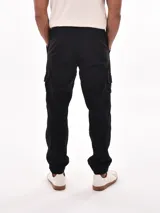 Pantalón jogger color verde oliva con bolsillos cargo, cintura elástica con cordón ajustable y puños elásticos.