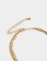 Collar corto dorado de múltiples cadenas con dijes de strass y cerezas.