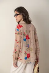 Camisa color caqui con estampado floral, de corte clásico y mangas largas.