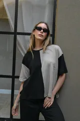 Remera beige con diseño color block, de corte recto y mangas cortas.