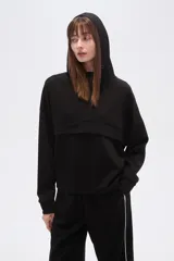 Buzo negro con capucha, cuello alto con broches, manga larga y bolsillo canguro frontal.