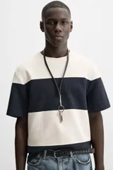 Camiseta negra relaxed fit confeccionada en tejido de algodón compacto con estructura piqué, cuello redondo y manga corta.