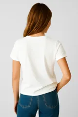 Remera negra de algodón con estampado de flores azules y texto "Let Love In".