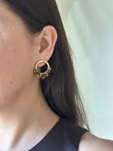 Aros de plata con forma circular y cuentas de vidrio facetadas de color rosa y fucsia.