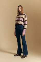 Jean oxford de tiro alto color azul oscuro, confeccionado en denim cotton spandex, con aberturas en los tobillos.