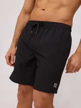 Short de baño negro con cintura elástica ajustable con cordón y logo de la marca en la pierna izquierda.