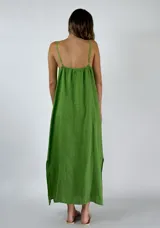 Vestido largo turquesa de lino con breteles finos, escote en V con frunce y tajo lateral.