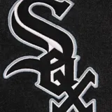 Pantalón de jogging negro de algodón, con cintura elástica y puños ajustados. Presenta el logo estilizado de los Chicago White Sox repetido verticalmente en blanco en la pierna derecha y el logo de la MLB en la cintura.