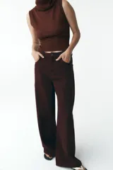 Pantalón de jean azul de corte ancho, tiro alto y efecto lavado.