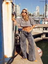 Camisa corta a rayas horizontales en tonos grises, con cuello clásico y mangas cortas.