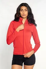 Campera entallada de microfibra color azul petróleo, con cierre frontal y cuello alto.