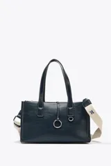 Bolso shopper azul marino de mano con doble asa y pespuntes a contratono. Incluye bolsa de tela extraíble con cierre fruncido y correa extraíble de tejido para usar como bandolera.