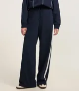 Pantalón de corte recto color marrón con raya lateral blanca y lazo en la cintura.