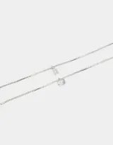 Cadena doble plateada con dije rectangular con strass y dije redondo con strass.